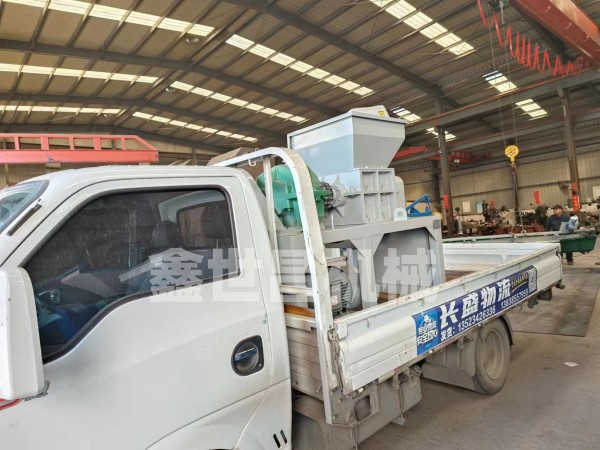 小型撕碎機發(fā)貨現場